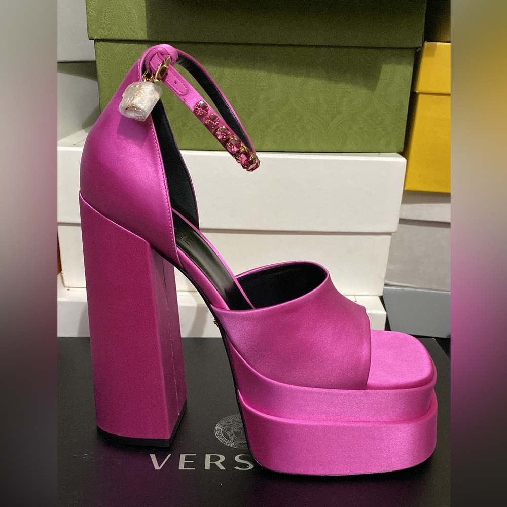 Medusa Aevitas Platform Sandals (size 41)